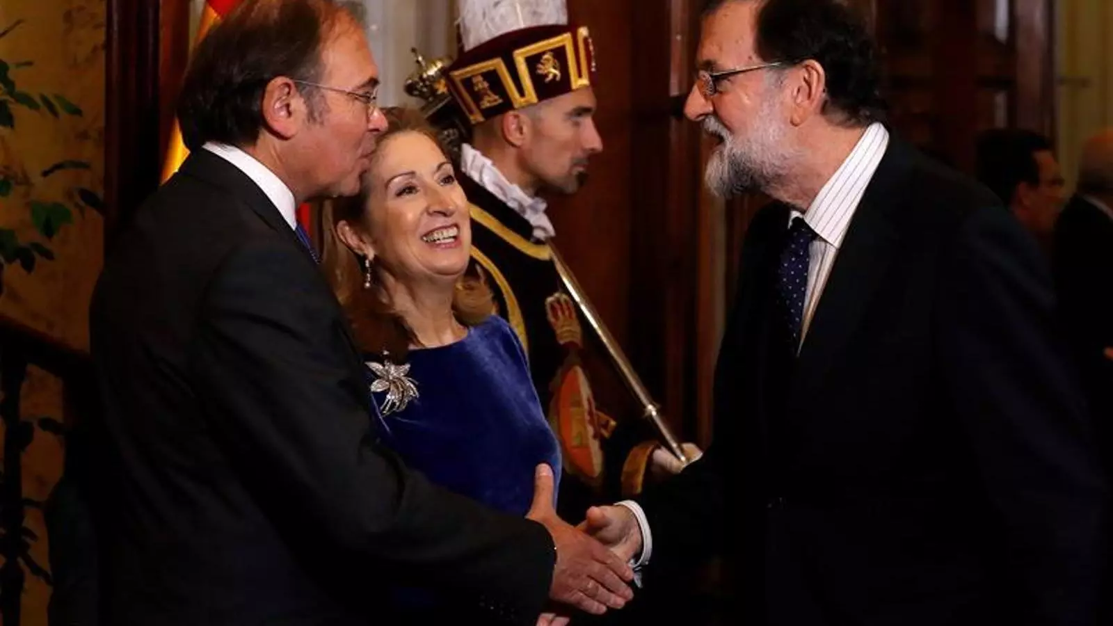 Mariano Rajoy saluda Ana Pastor i Pío García-Escudero durant la recepció al Congrés del dia de la Constitució. EFE