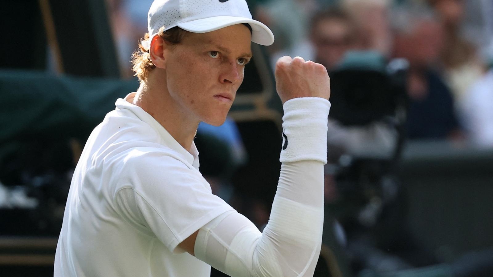 Jannik Sinner celebrant un punt contra Alcaraz a Wimbledon.