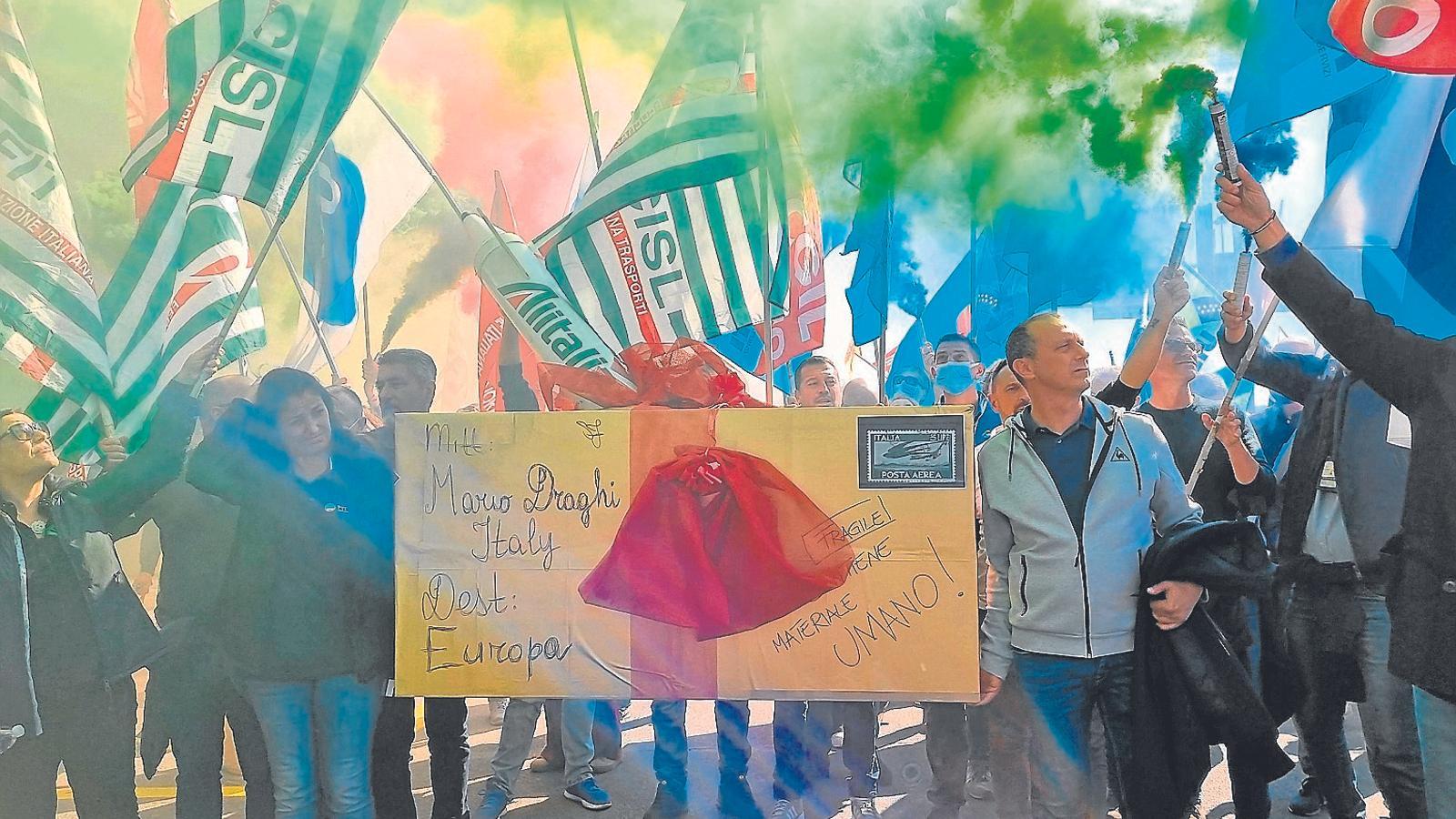 Protesta dels treballadors d'Alitalia a l'aeroport de Fiumicino, Roma, aquest mateix divendres.