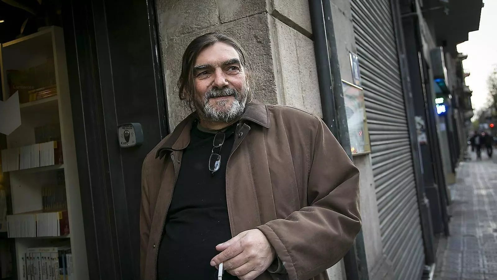 01. Jordi Cussà a punt d’entrar a la llibreria La Impossible de Barcelona. 02 i 03. Cobertes de Formentera lady i El trobador Cuadeferro.