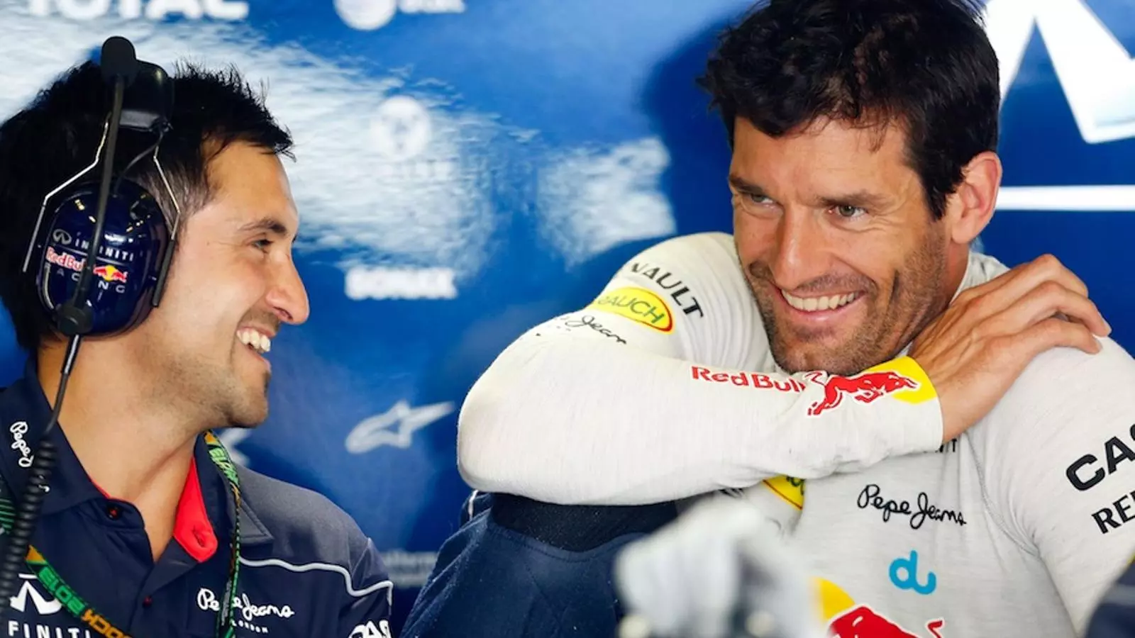 Mark Webber parla amb un dels mecànics de Red Bull