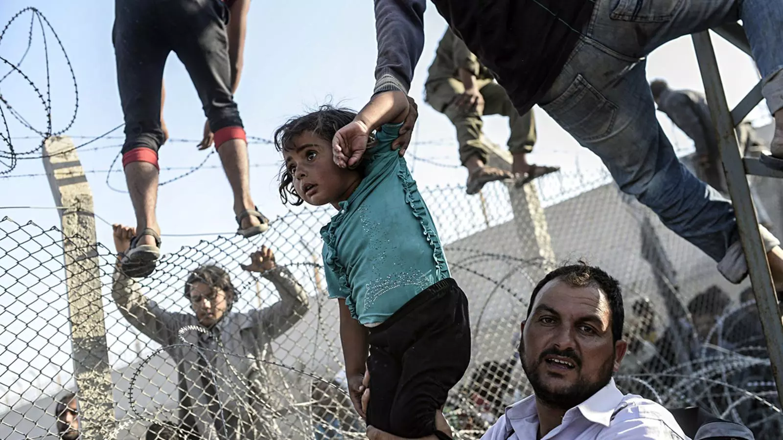 Les famílies tracten d'arribar a Turquia fugint de la guerra i de l'Estat Islàmic. BULENT KILC/ AFP