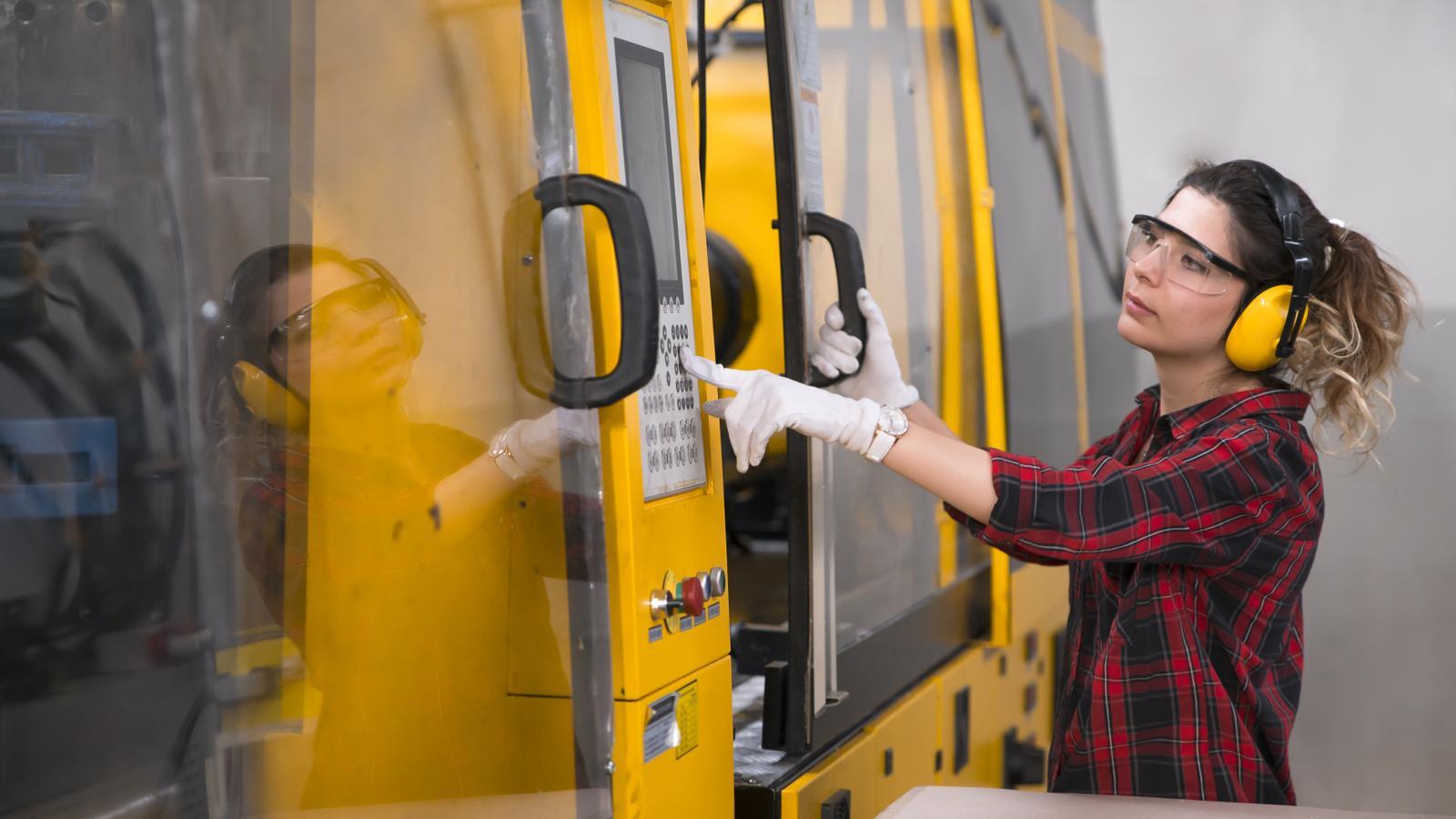 Una jove treballant en una factoria