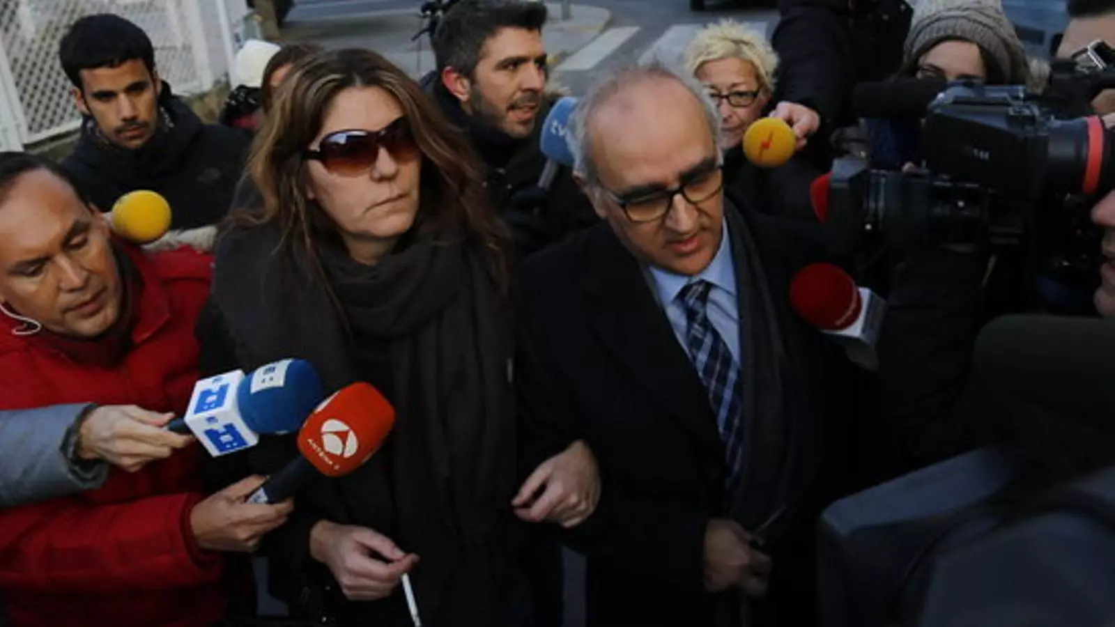 La mare de la Nadia arriba als jutjats amb el seu advocat, Alberto Martín