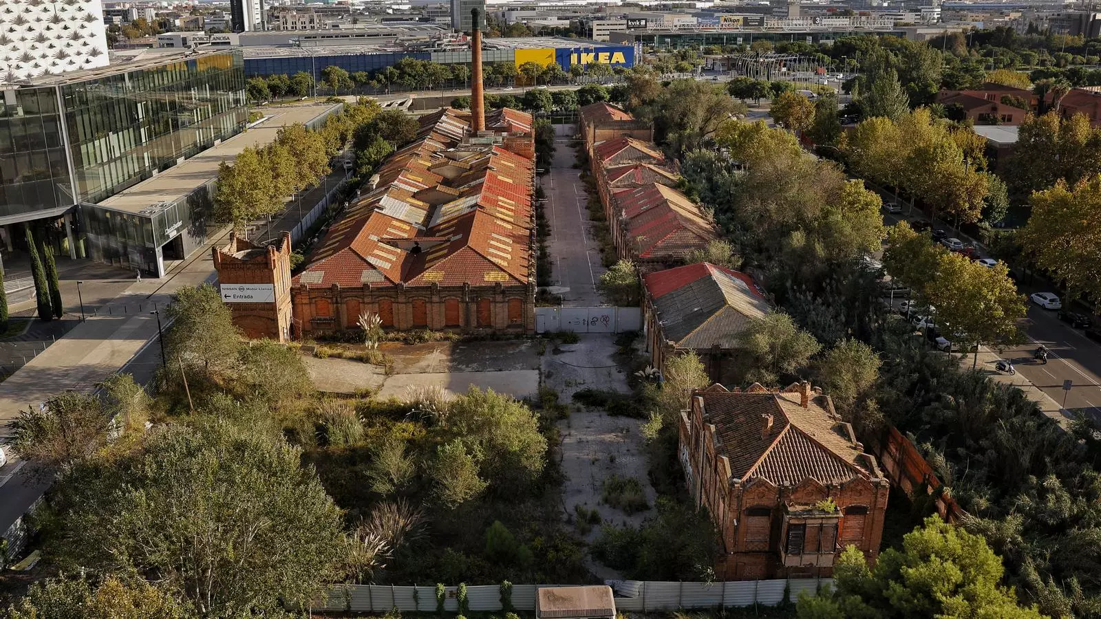 Edifici de l'antiga fàbrica Godó i Trias, a L'Hopitalet de Llobregat