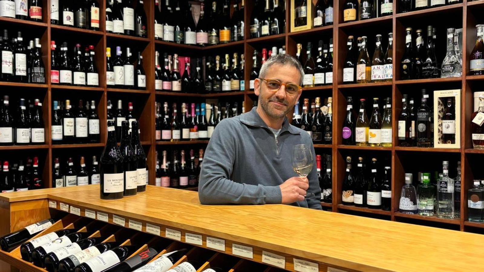 The journalist Joan Raventós at the Inzòlia wine shop in Vilafranca del Penedès.