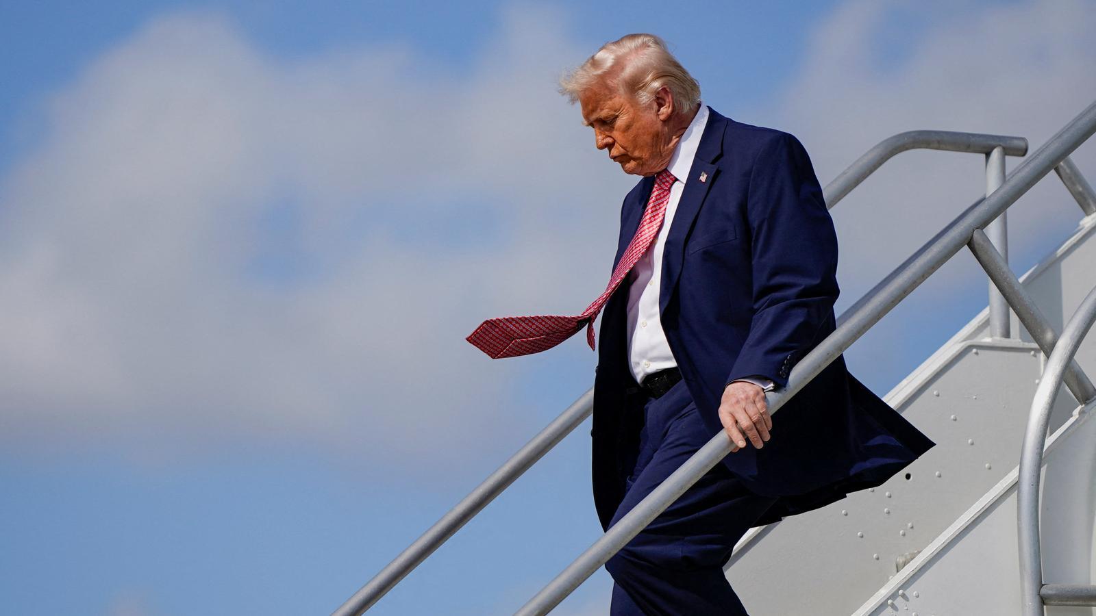 Donald Trump, sale del Air Force One en el aeropuerto internacional de Miami, el 27 de marzo de 2026.