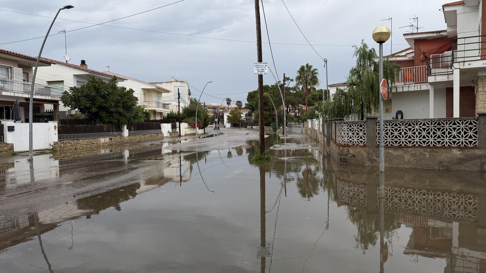 A puddle of water generated by the rain of this Thursday, in the Coma-ruga neighborhood, in El Vendrell