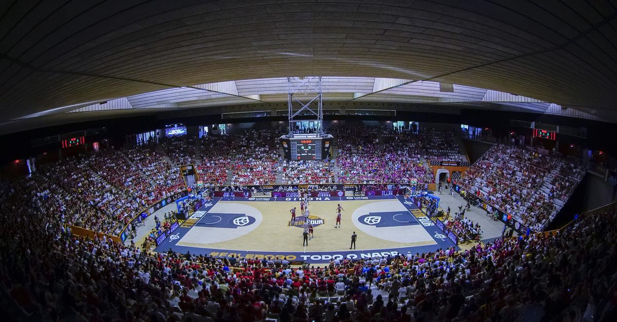 El pavelló de Primera Divisió que es queda sense llum quan fa mal temps