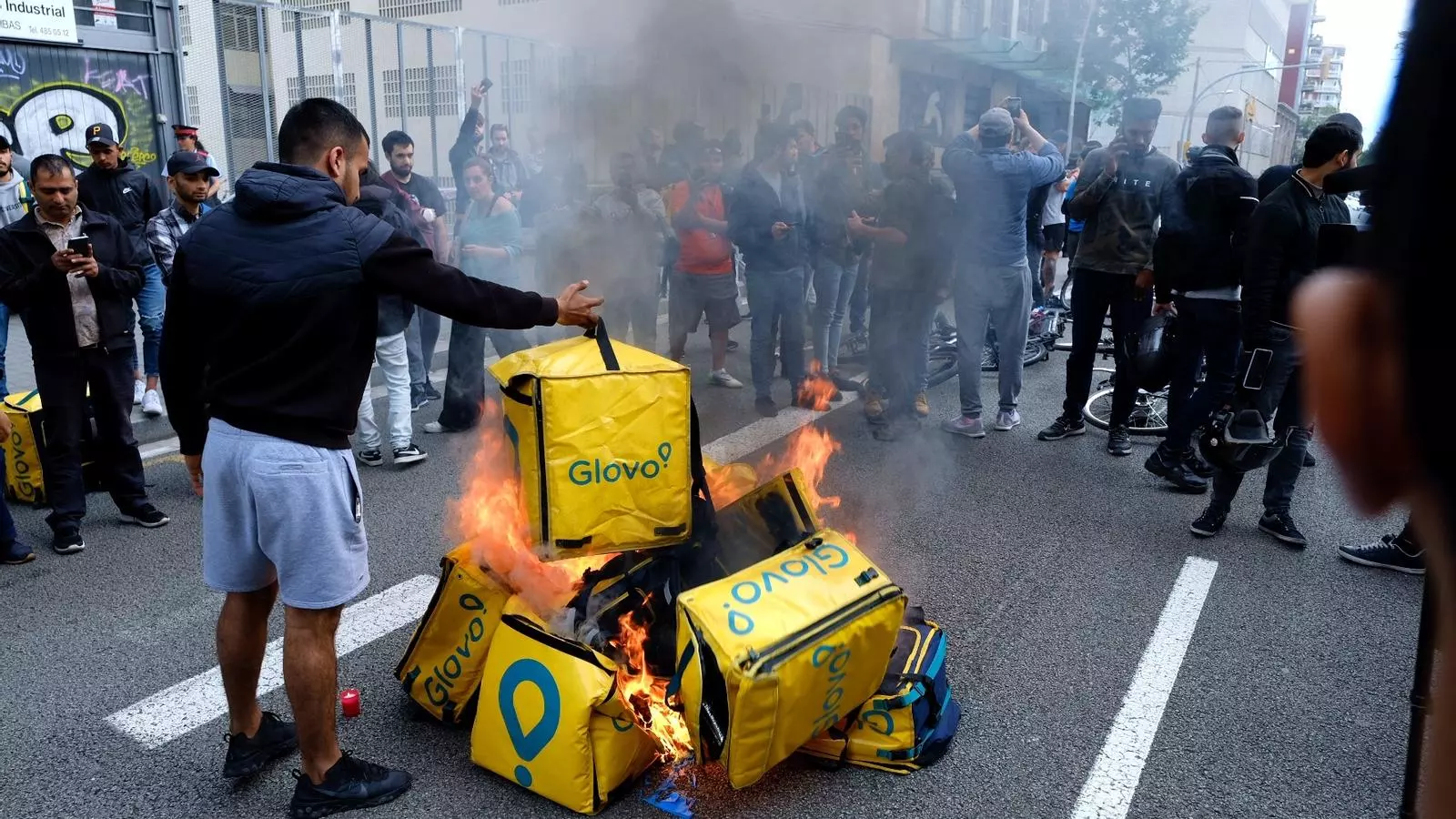 Treballadors de Glovo protestant davant la seu de l'empresa per la mort d'un treballador.