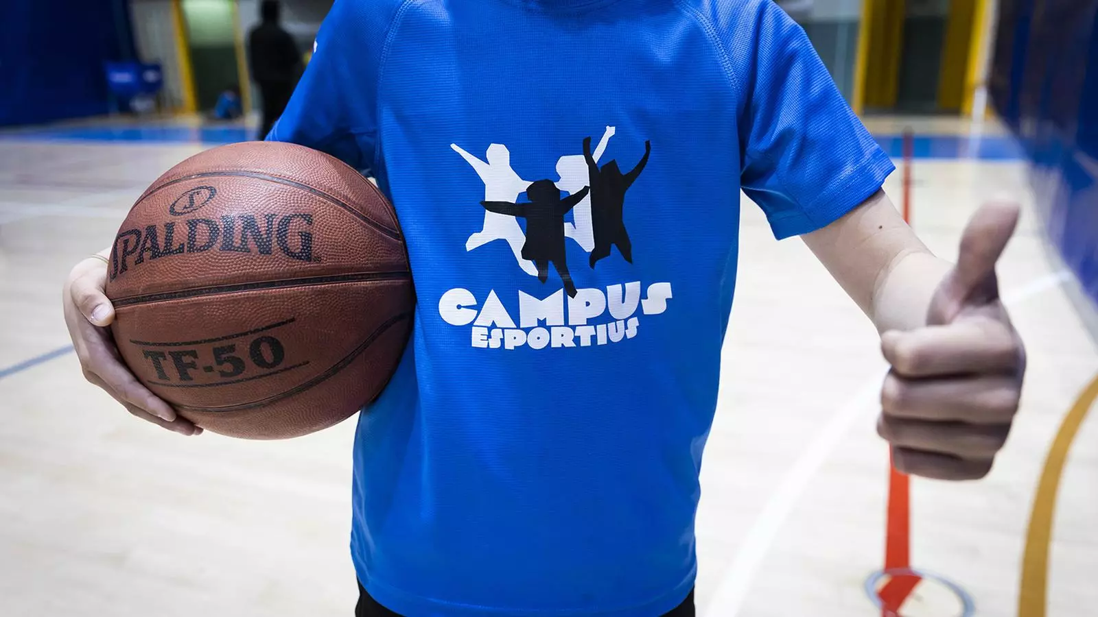 Un infant en un campus esportiu d'Andorra la Vella