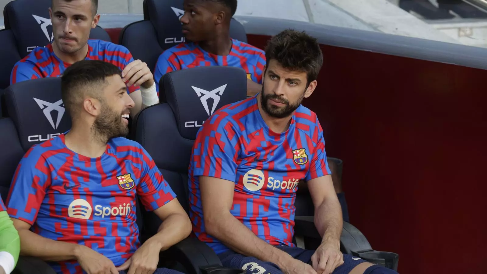 Jordi Alba i Gerard Pique a la banqueta durant el partit de lliga contra el Valladolid