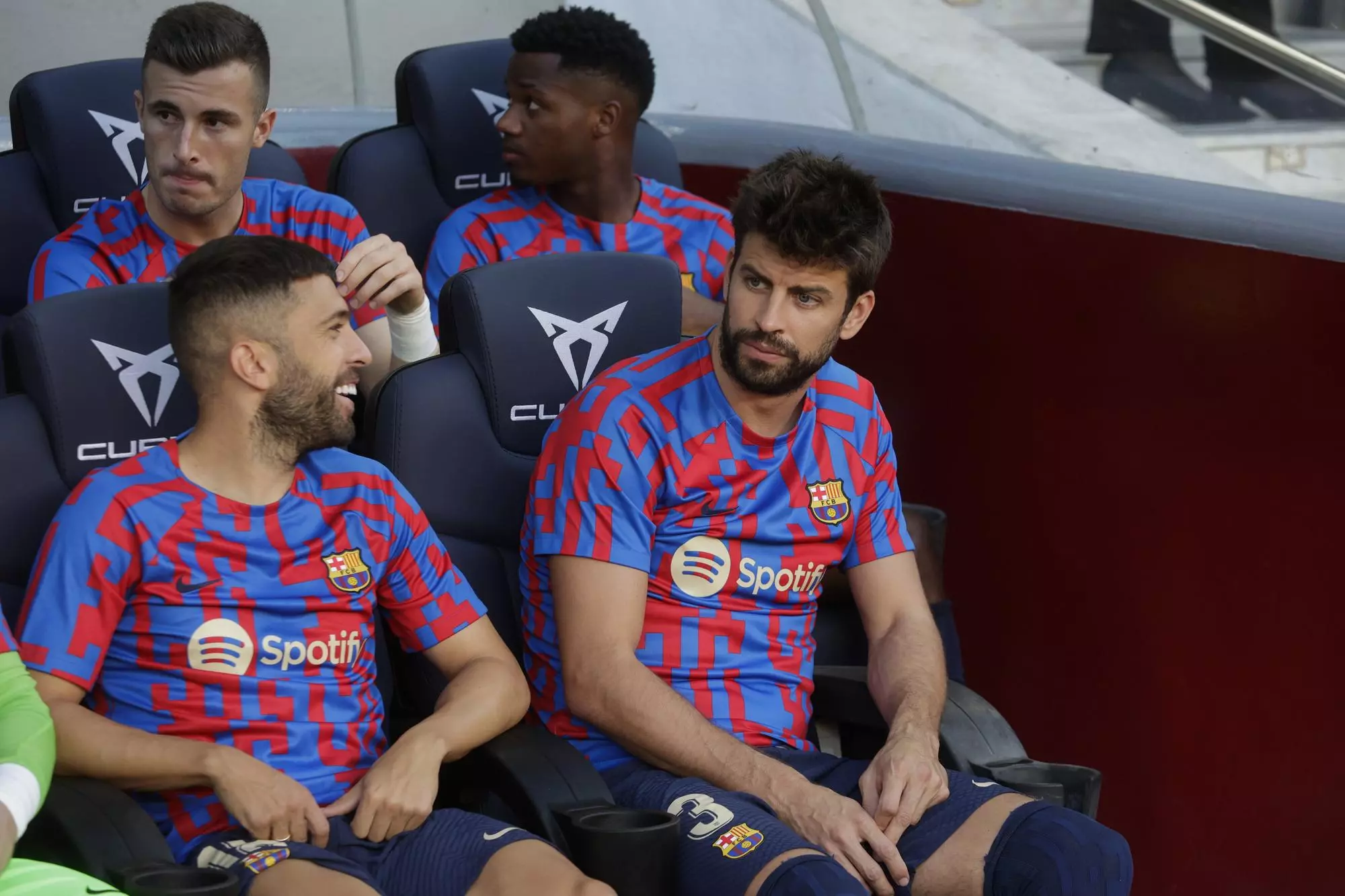 Jordi Alba i Gerard Pique a la banqueta durant el partit de lliga contra el Valladolid