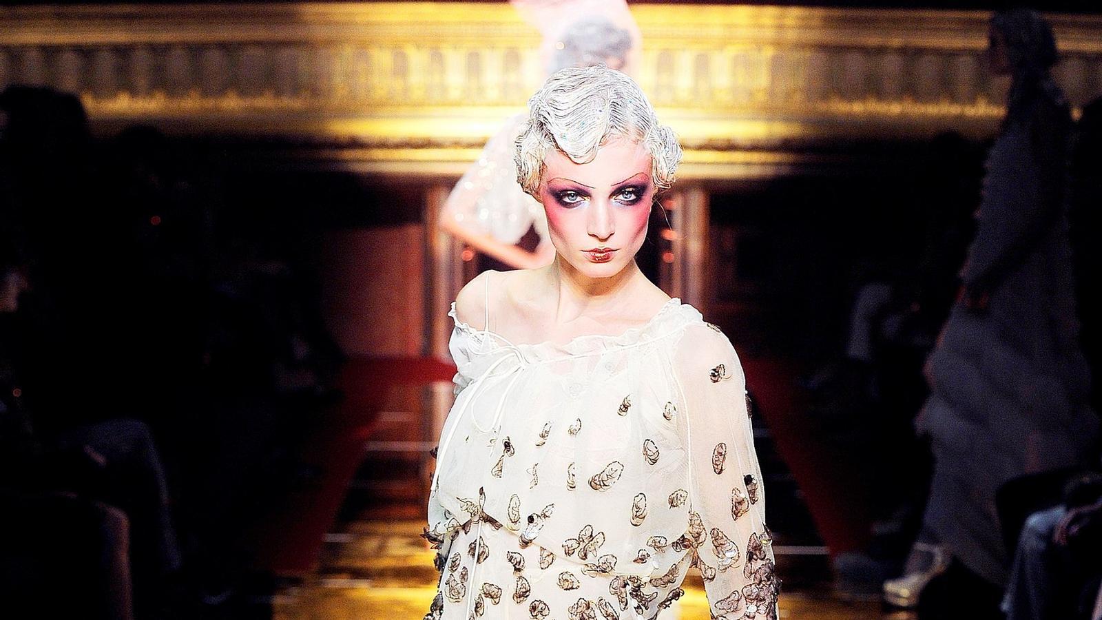 Ondulats onírics John Galliano va recrear els cabells blancs en la presentació de la col·lecció primavera-estiu 2011, a la Setmana de la Moda de París.