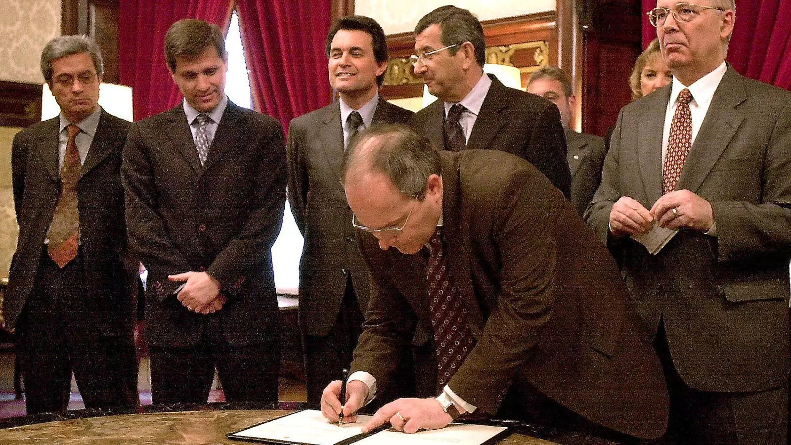 José Montilla signant l’acord el 2001 al costat de Joan Saura, Alberto Fernández, Artur Mas, Higini Clotas i Joan Rigol.