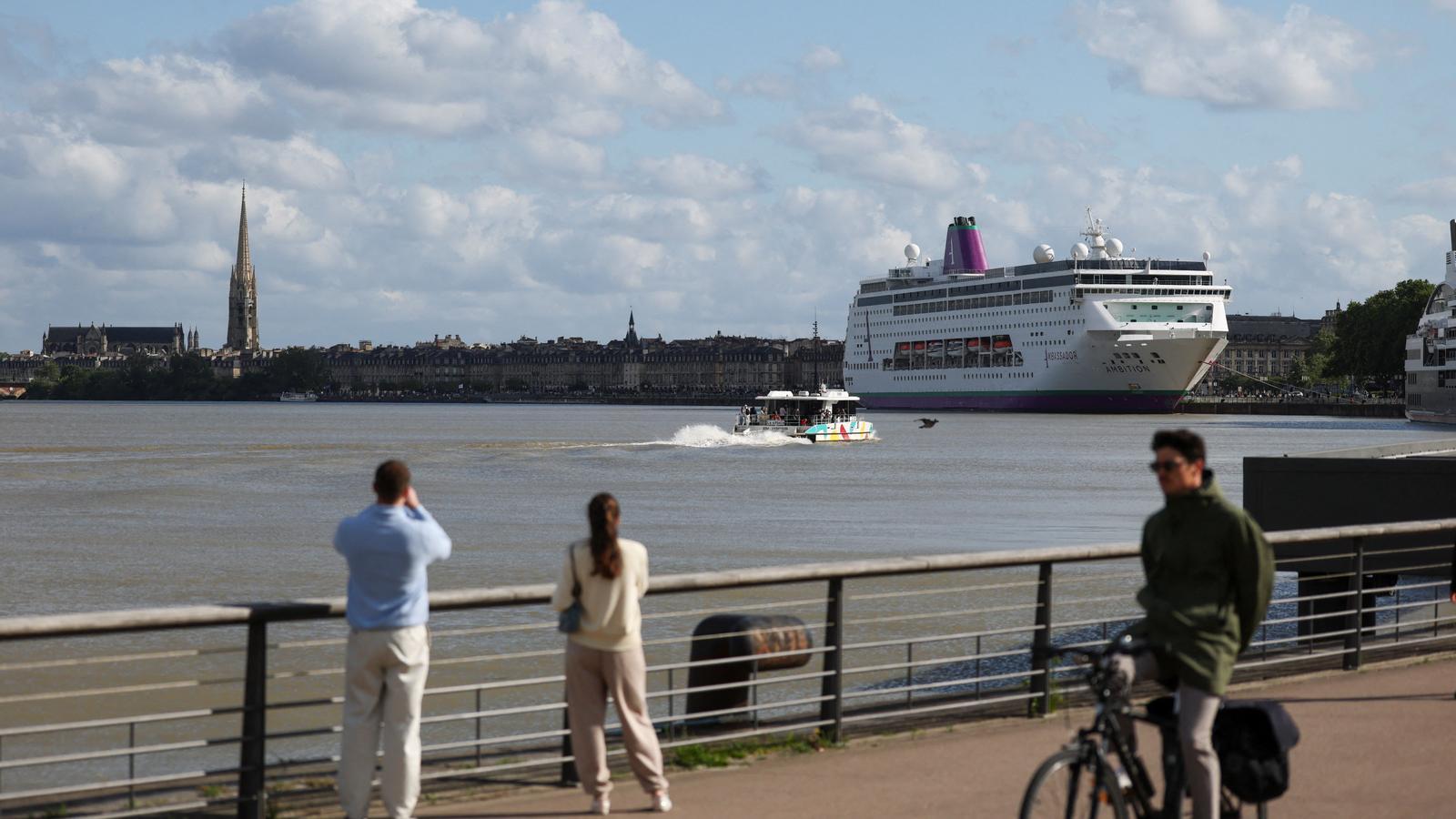 El crucero Ambition atracado en el puerto de Burdeos.
