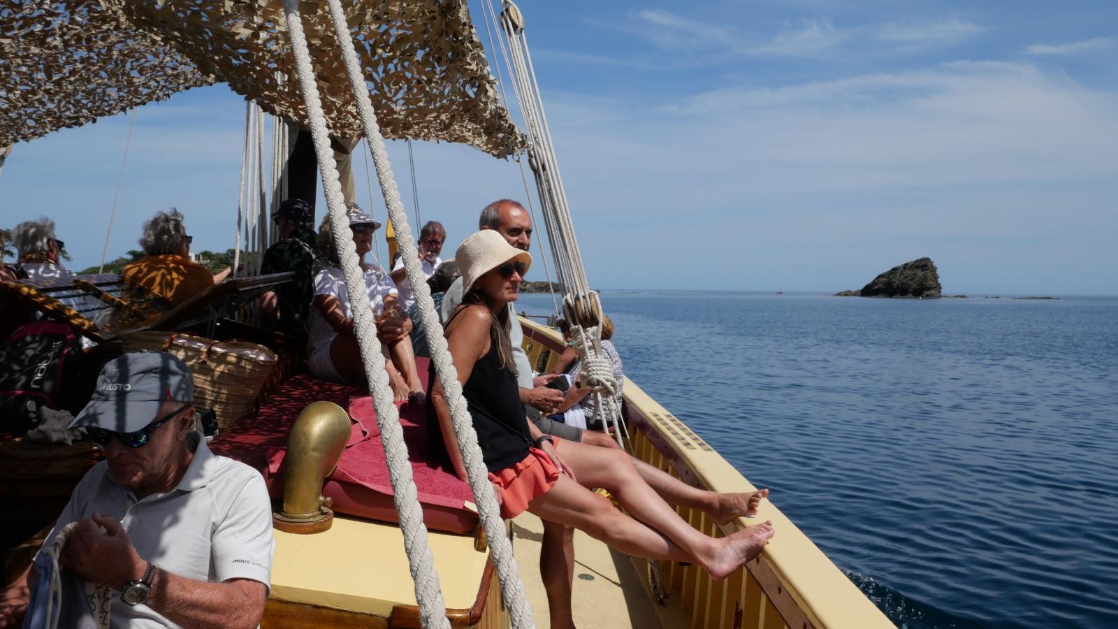 Los miembros del Club Premium del ARA, a bordo del velero Sant Isidre