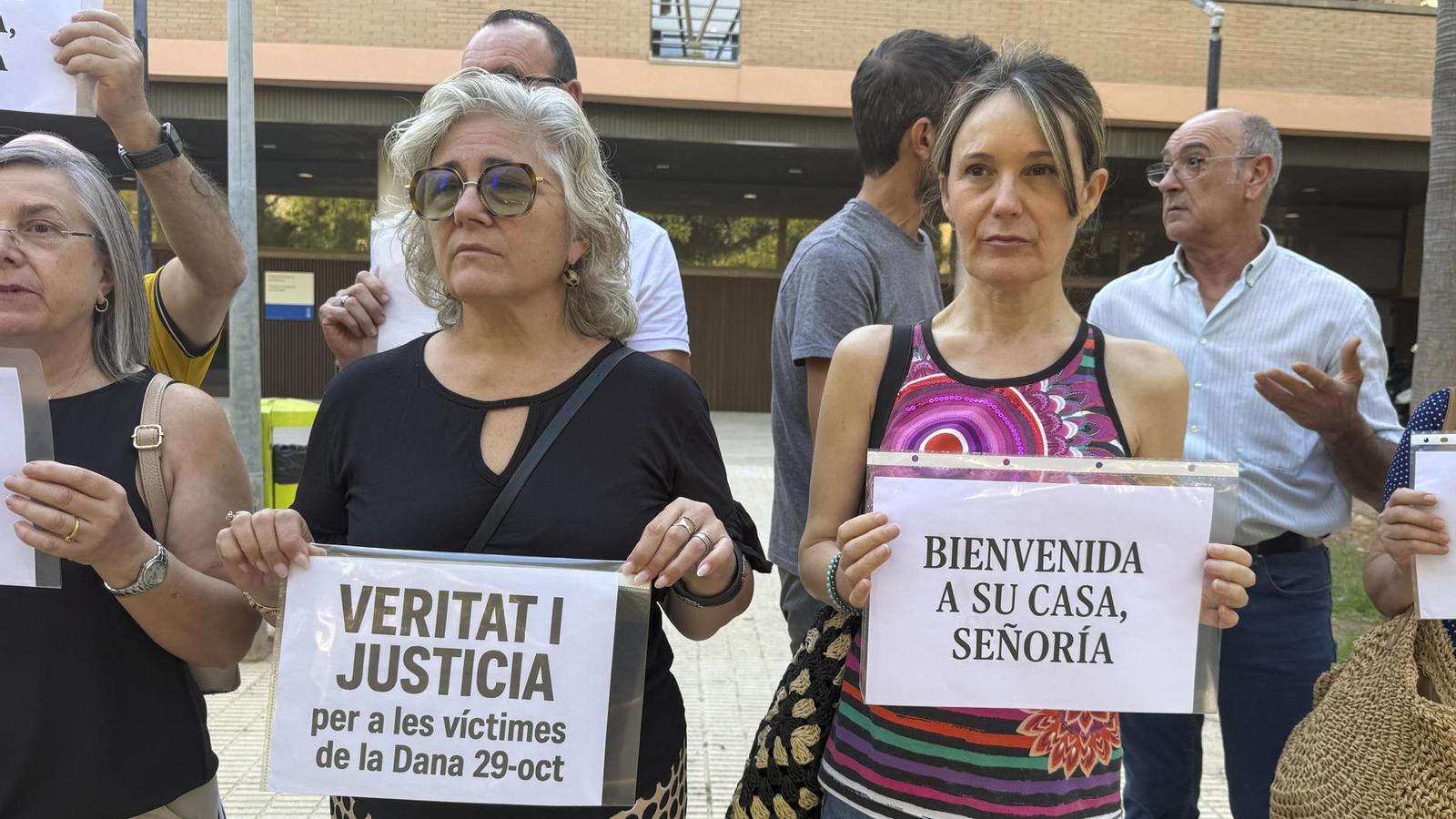 Members of the Association of Victims of the 29-O Deaths at the gates of the Catarroja Palace of Justice.