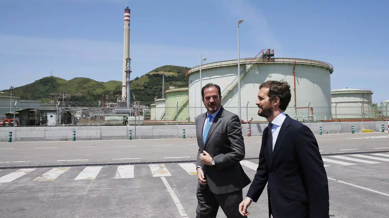 El president del PP, Pablo Casado, amb el candidat a lehendakari del partit, Carlos Iturgaiz, dilluns passat en una visita a la refineria de Petronor a Biscaia.