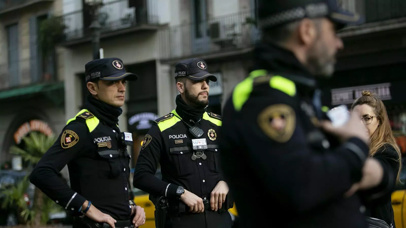 Tres agents de la Guàrdia Urbana, el cos policial que començarà a identificar els integrants de les patrulles anticarteristes.