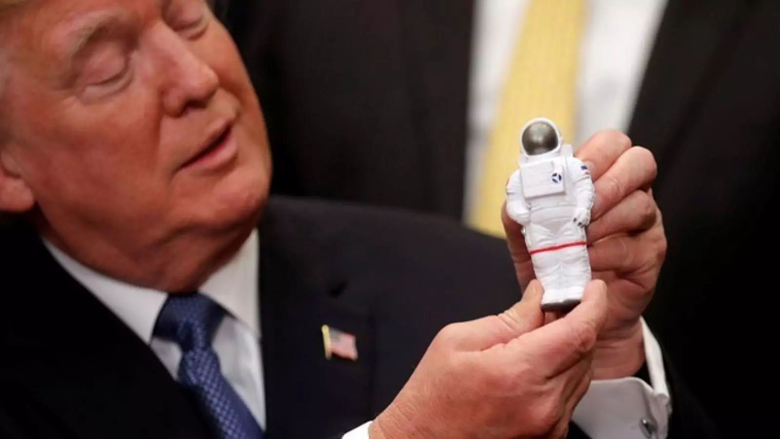 Donald Trump signa el nou programa espacial de la Nasa per tornar a la Lluna i anar a Mart