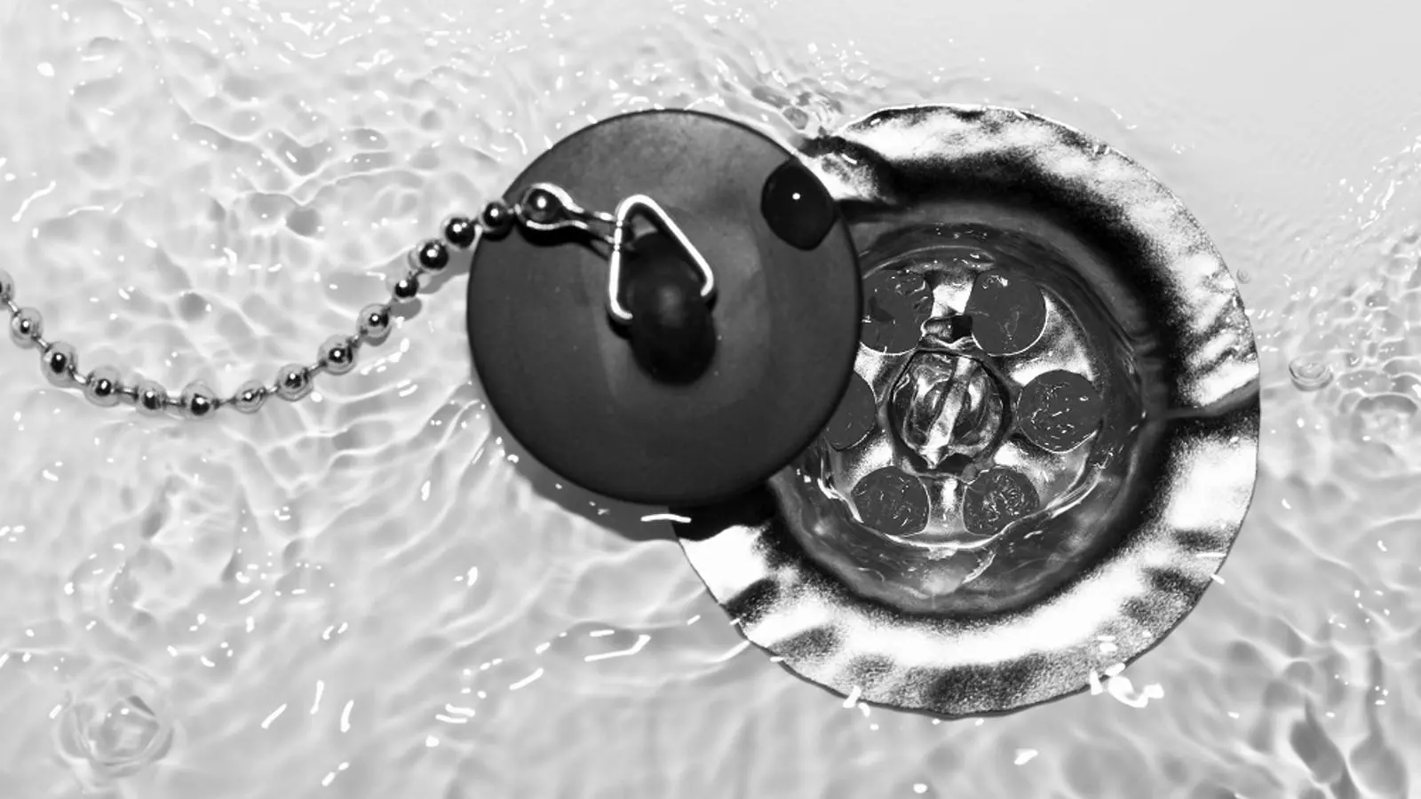 El agua se escuela por la eixidiu del fregadero.