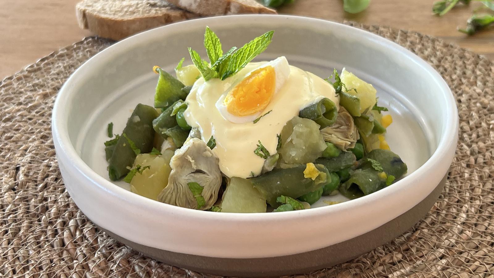 Faves tendres amb allioli, una ensalada russa de temporada.