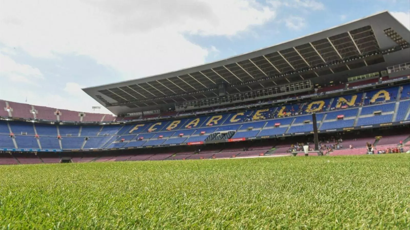 El Camp Nou, buit d'aficionats.