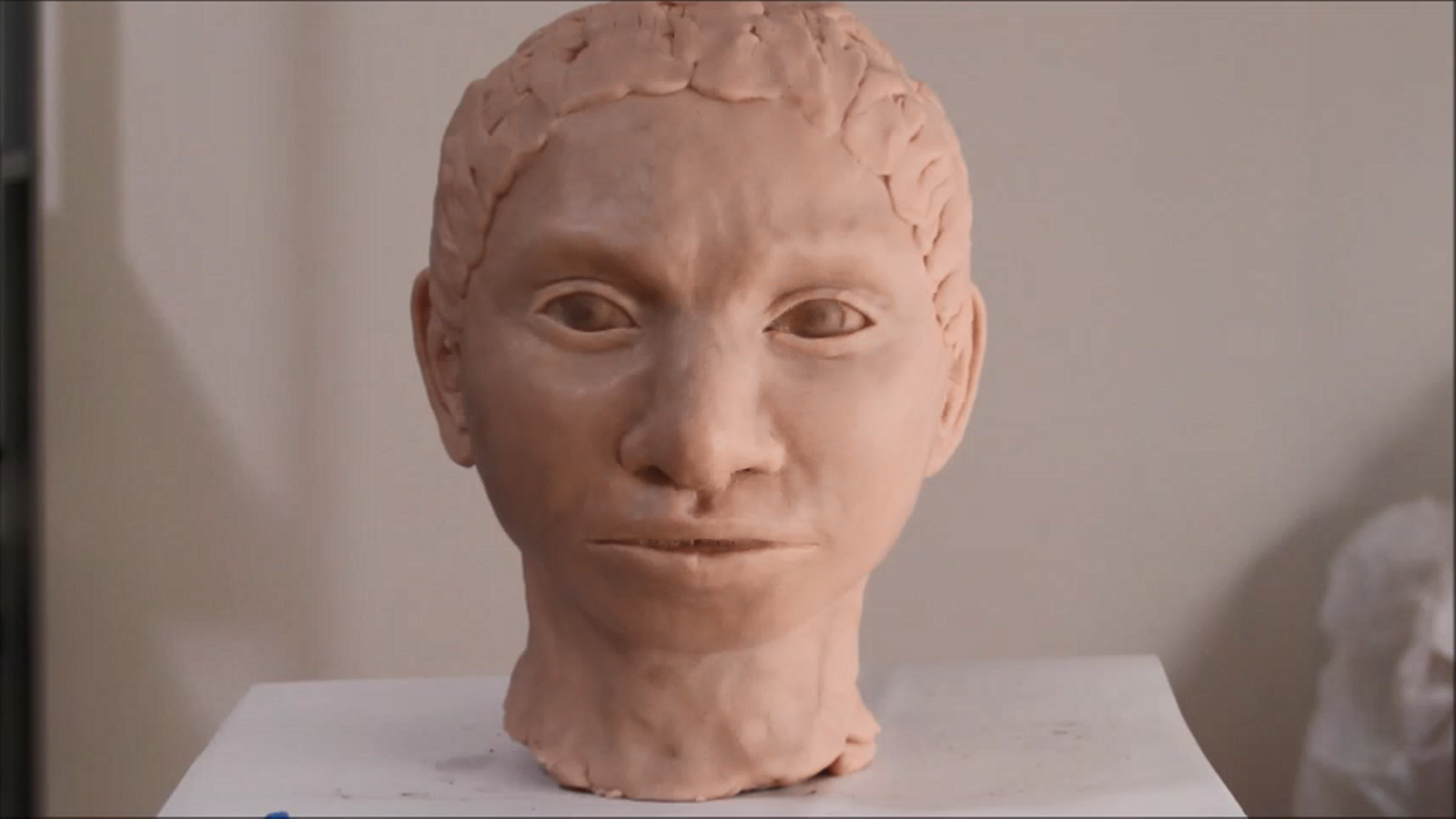 Vídeo de la creació de la reconstrucció de la nena denissovana.