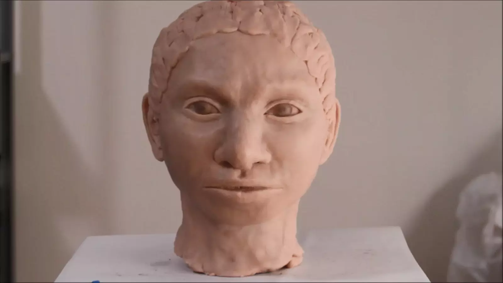 Vídeo de la creació de la reconstrucció de la nena denissovana.