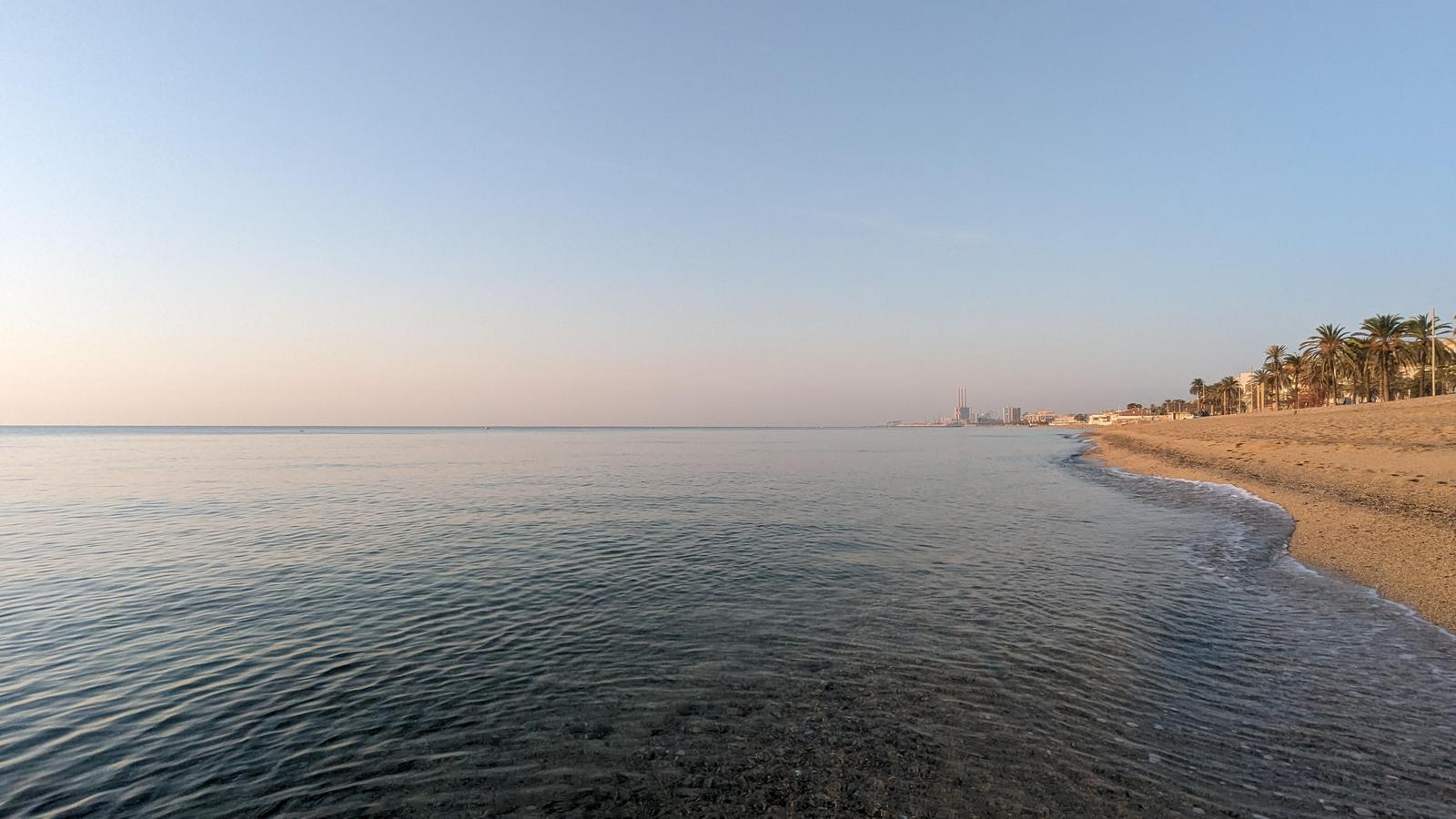 El mar tranquil i encara molt calent aquest divendres a Badalona
