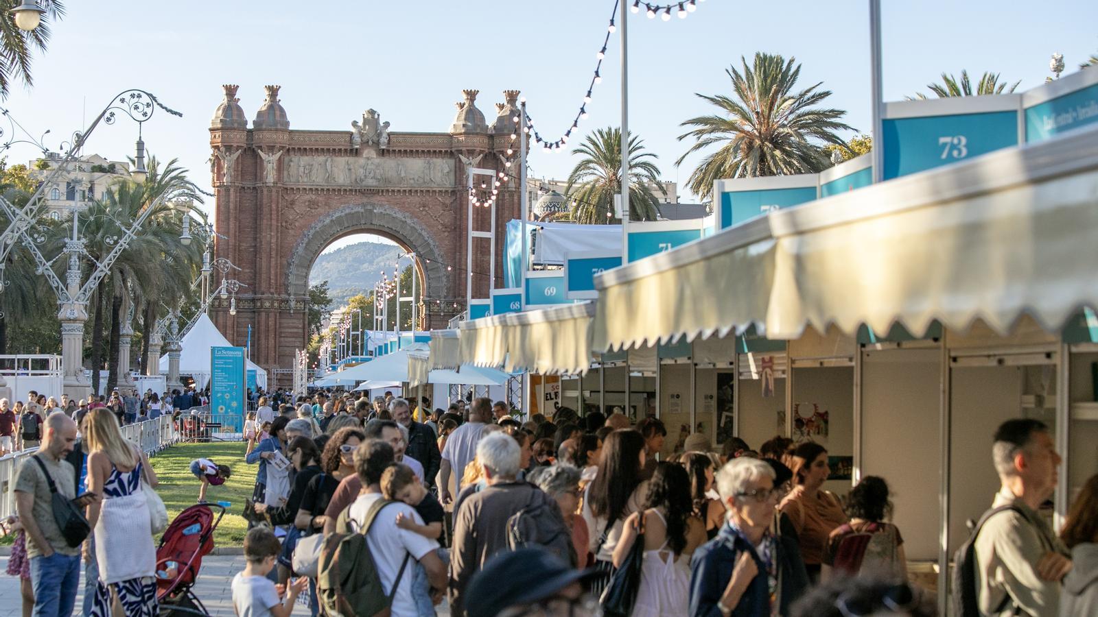 Lluís Companys Avenue is packed with people visiting the exhibits at Catalan Book Week in 2024.