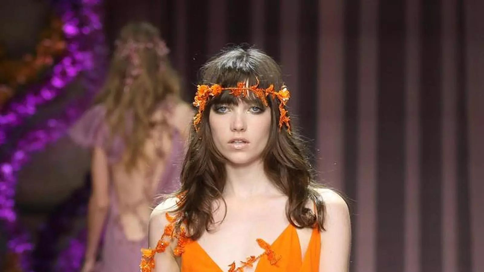 Una model desfila amb un vestit de Versace / EFE