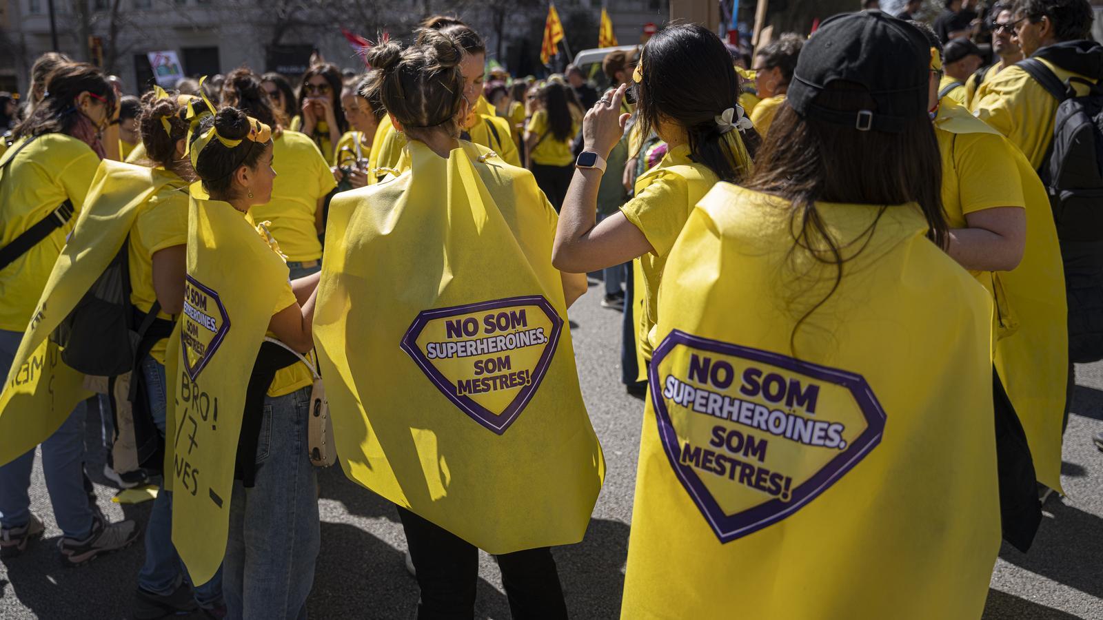 Docentes movilizándose en Barcelona.