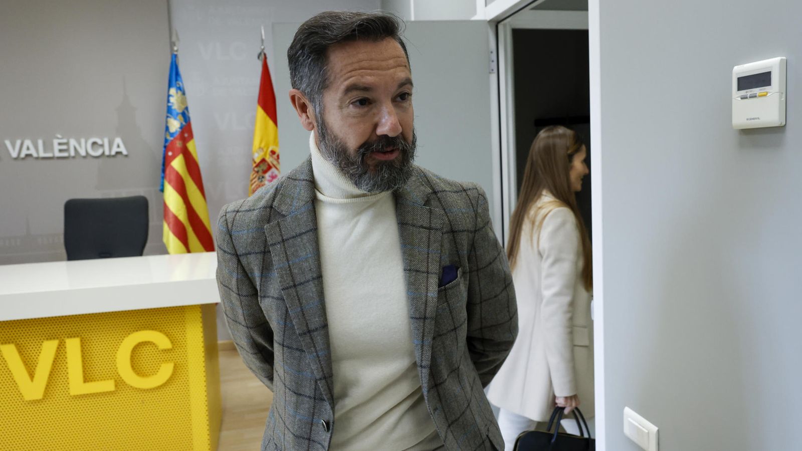 Former Vox councilor Juanma Badenas speaks with several journalists while Cecilia Herrero, his former far-right councilor and partner, leaves the press room at Valencia City Hall.