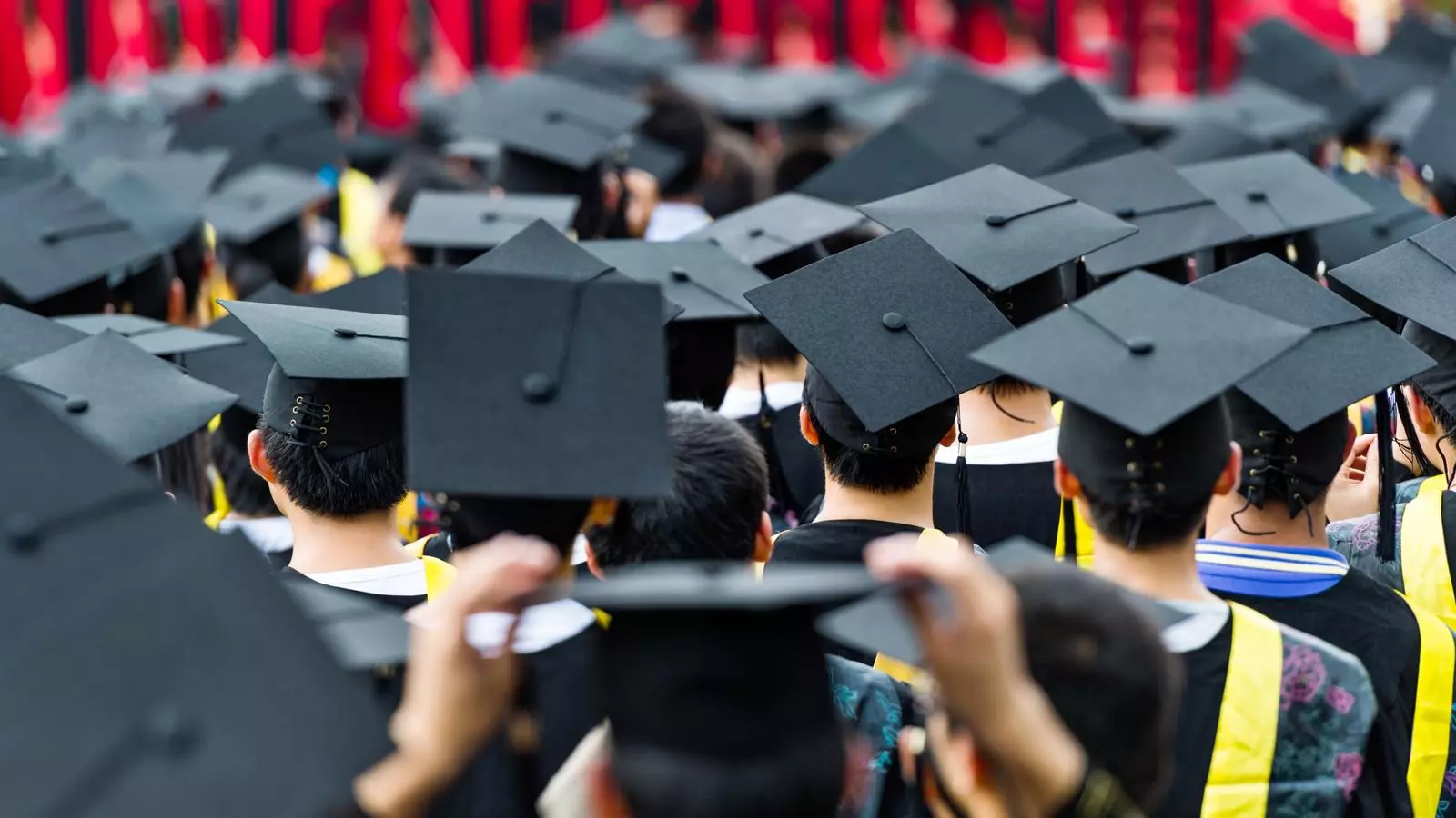 Recent graduats tirant el birret