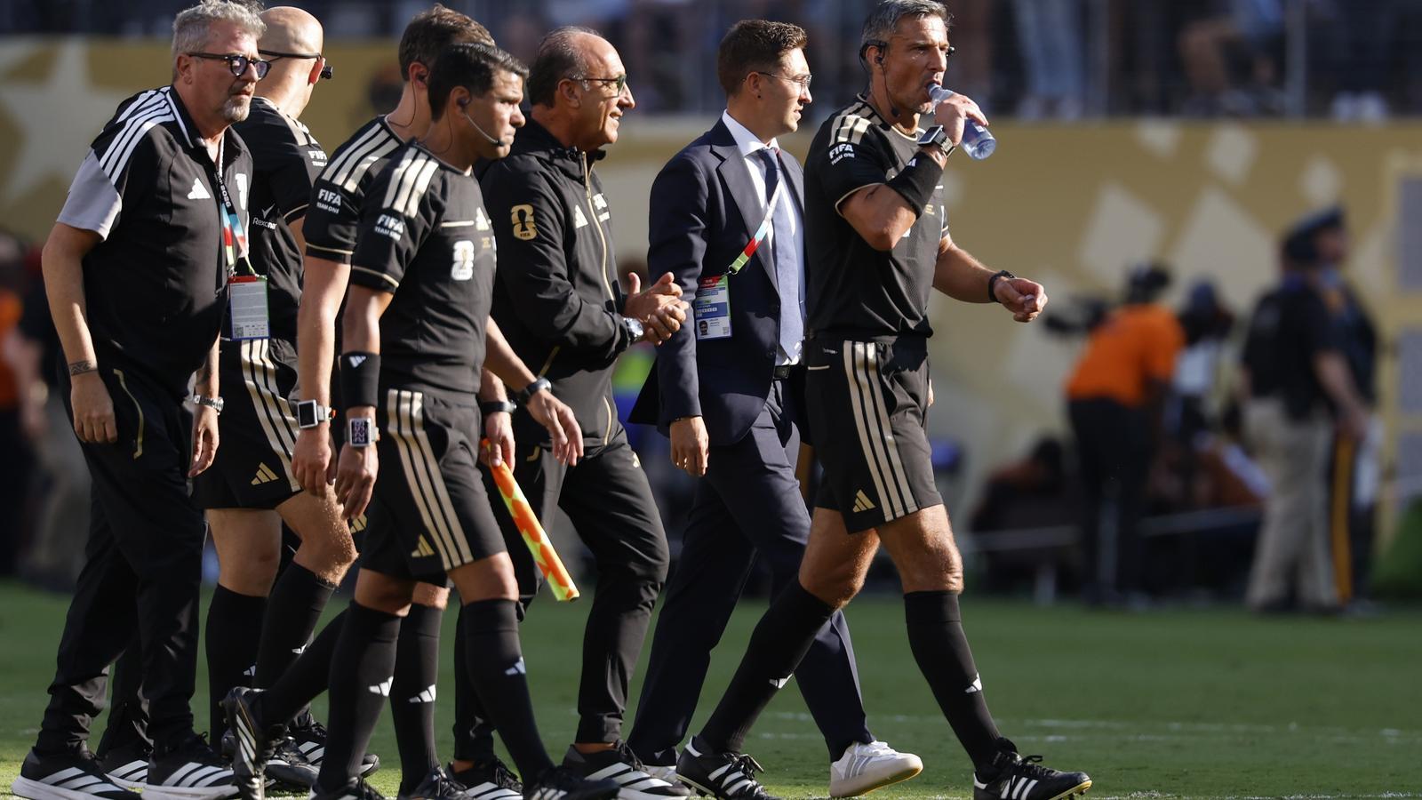 Los árbitros de la final del Mundial 2026, con el esloveno Vincic al frente
