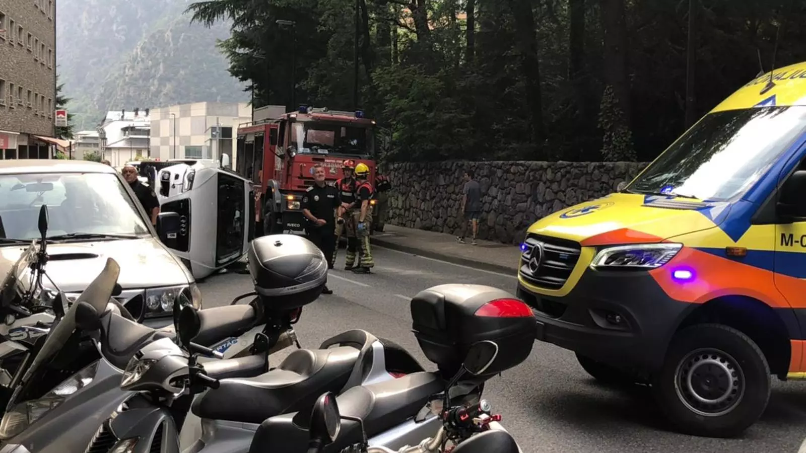 El vehicle bolcat a l'avinguda Santa Coloma de la capital.