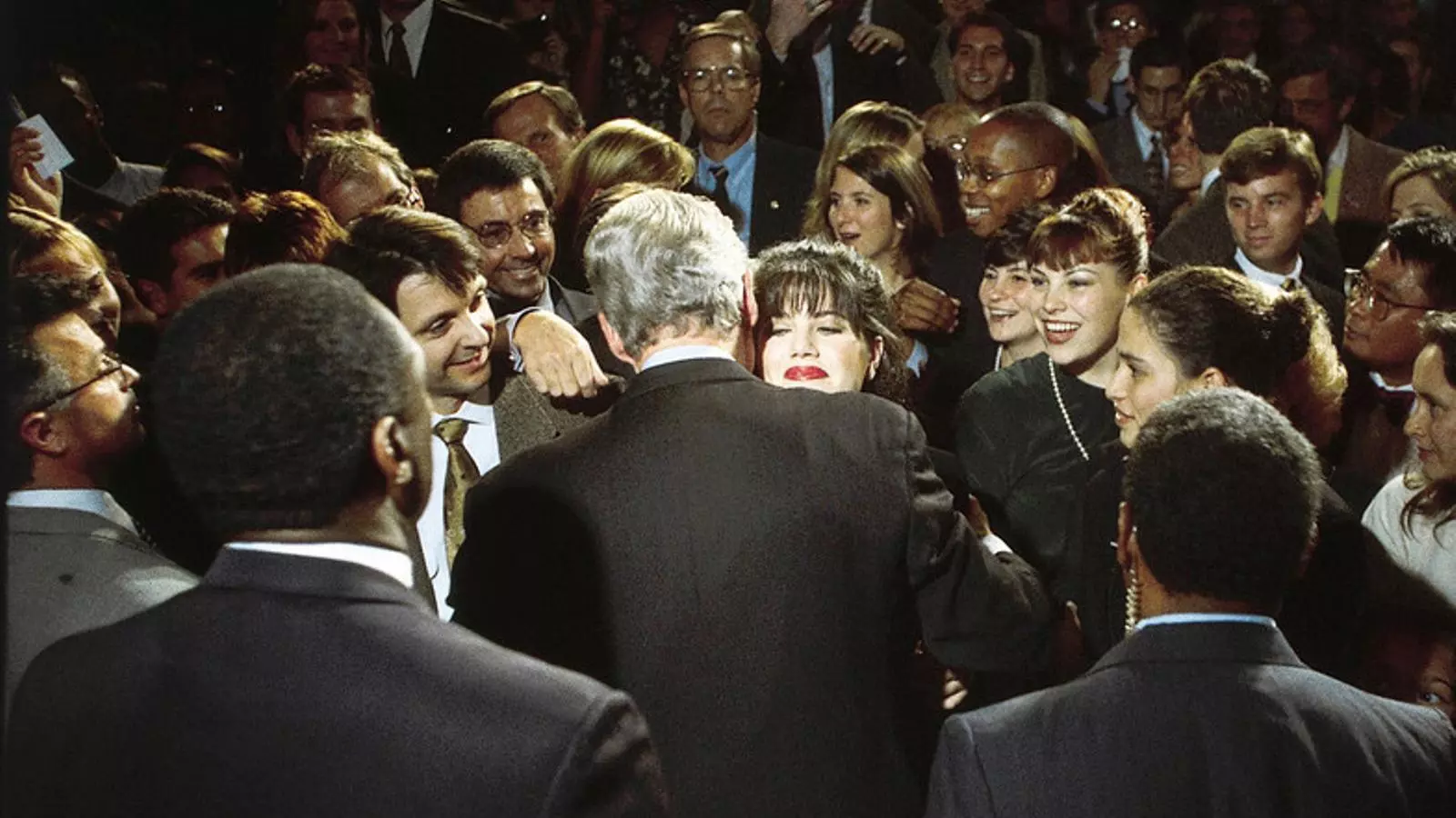 Lewinsky tenia 22 anys quan el 1995 va començar a treballar com a becaria a la Casa Blanca