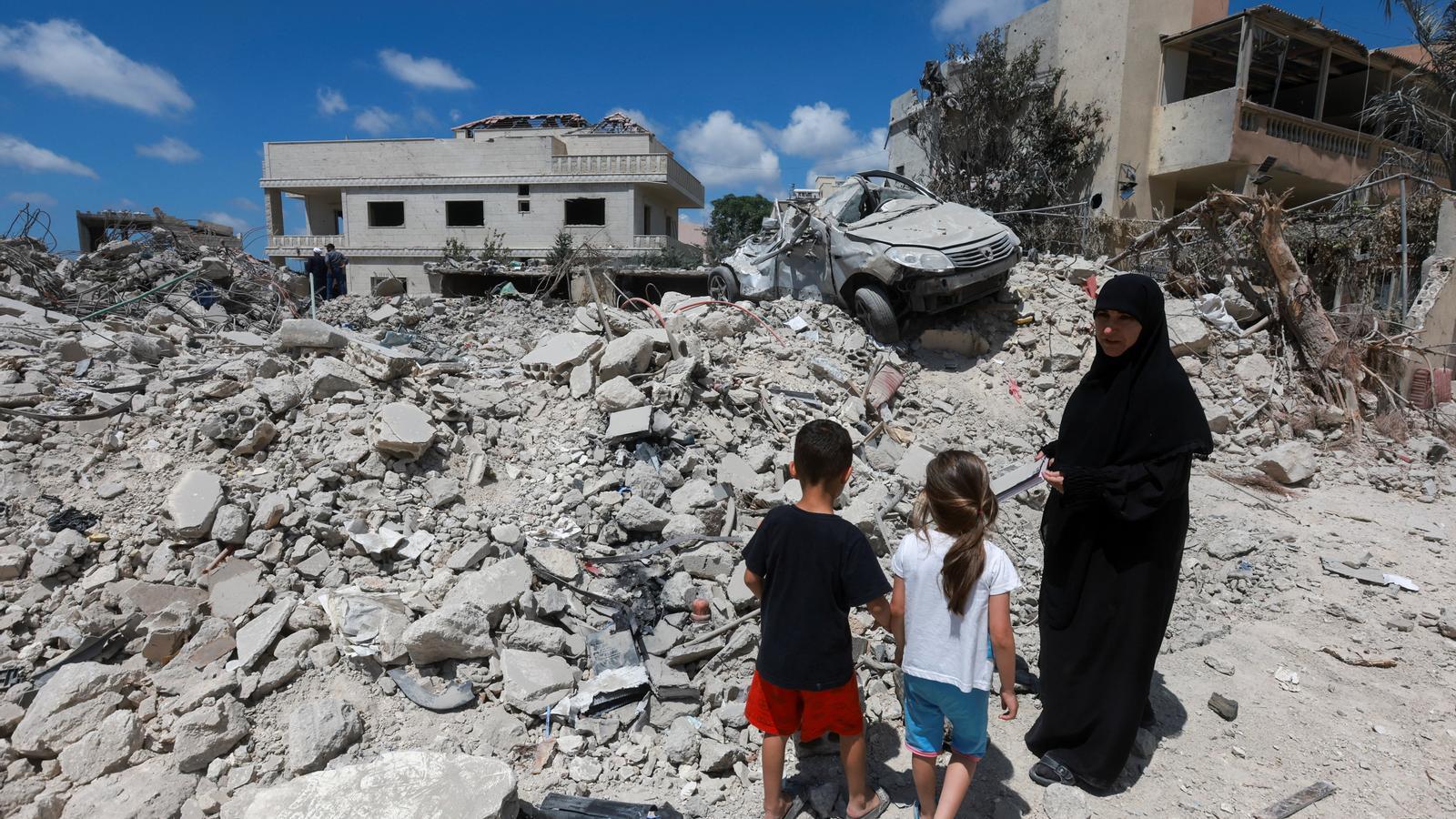 Piles of rubble from destroyed buildings in Deir Qanoun al-Nahr, in Tyre, southern Lebanon, this Monday.