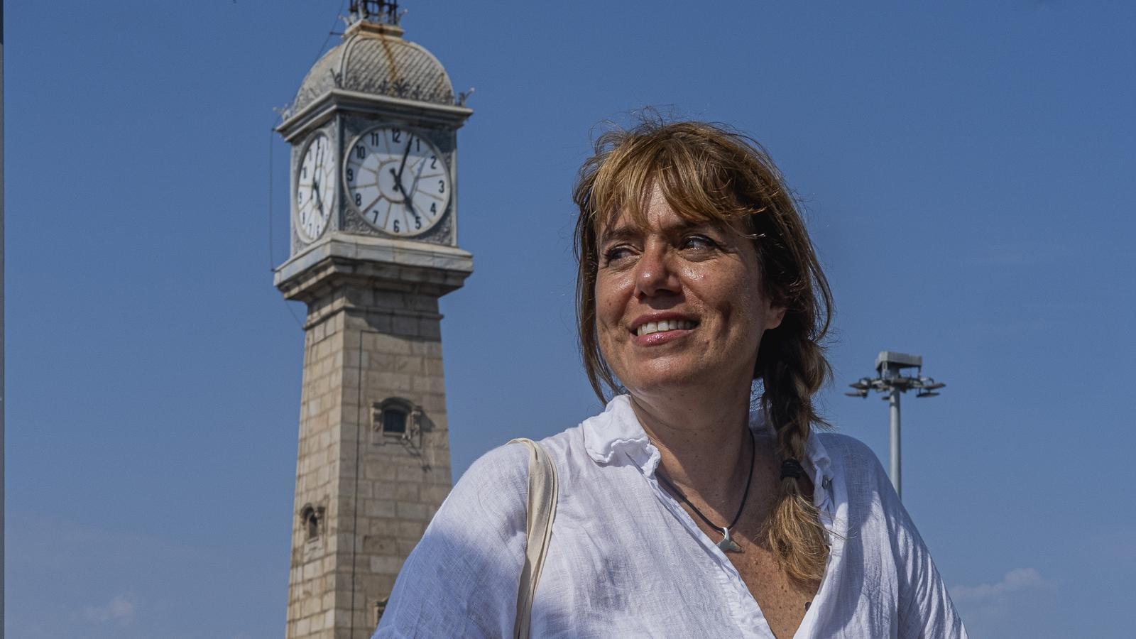 La científica Anna Bozzamno, en el muelle de Pescadores de la Barceloneta
