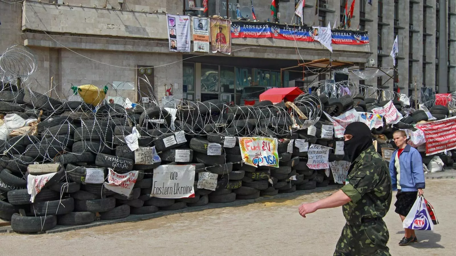 Un insurgent passa per davant d'una barricada a Donetsk, aquest dissabte / EFE