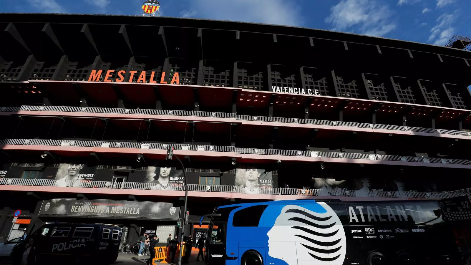 L'autocar de l'Atalanta arriba a Mestalla per l'entrenament previ al partit