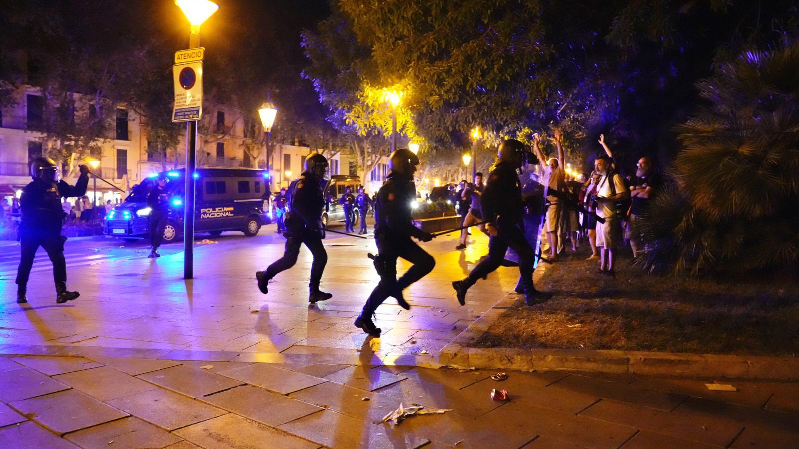 La Policia durant la manifestació del 26J a Palma.