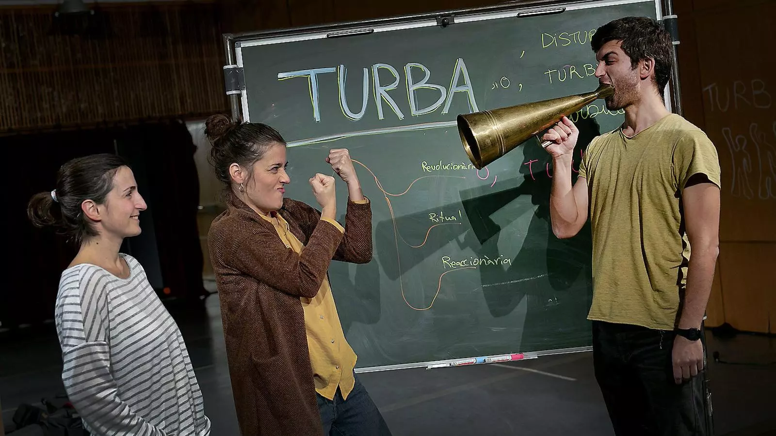 D’esquerra a dreta, Alba Valldaura, Mariona Naudin i Ireneu Tranis, de la companyia Mos Maiorum.