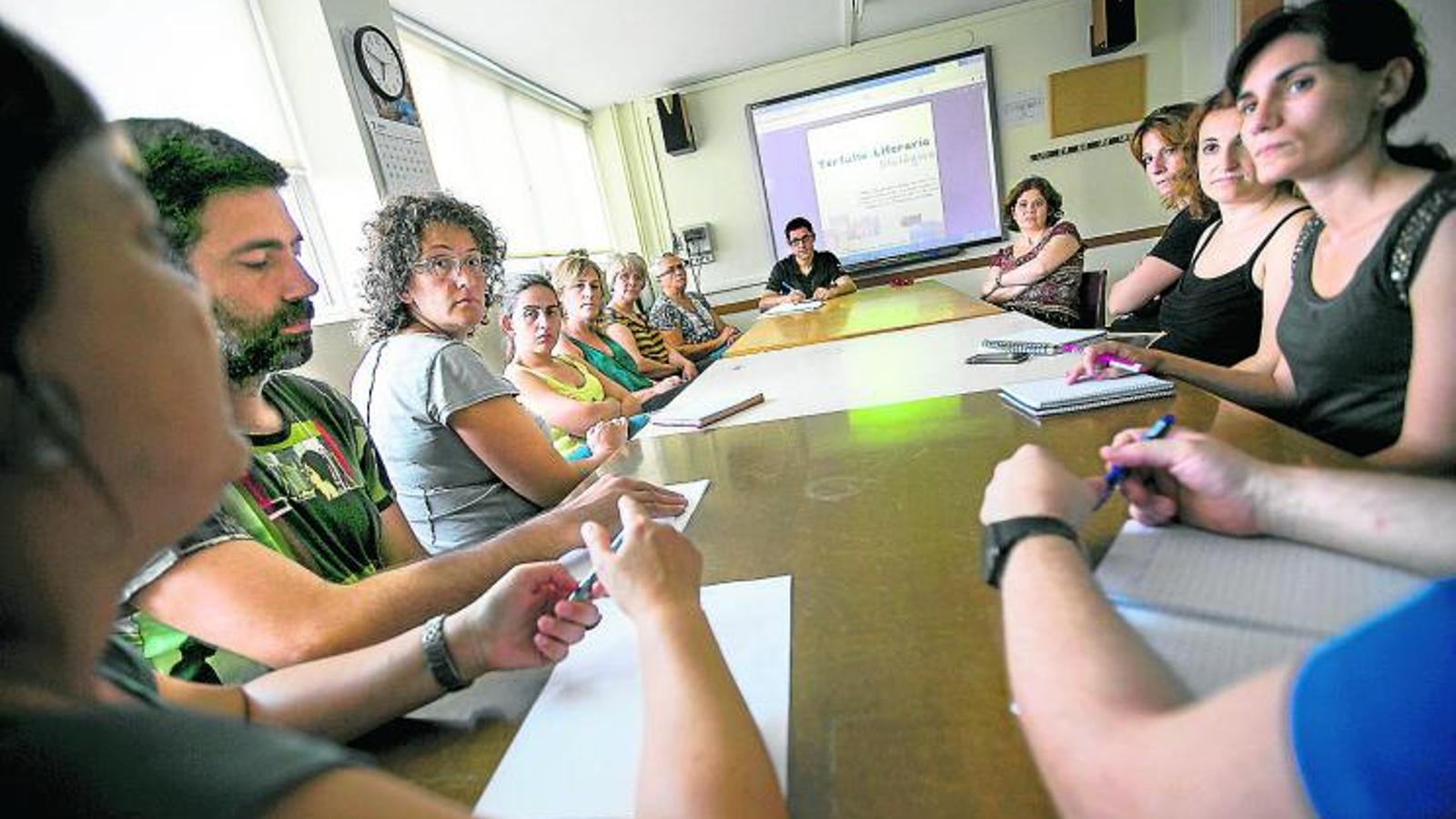 PREPARANT LES TERTÚLIES LITERÀRIES 
 Aquest estiu han començat les sessions de formació dels pares voluntaris, com aquest taller sobre tertúlies literàries a què alguns van assistir a l'escola de formació d'adults de la Verneda. En el projecte Clau, liderat per la Federació d'AMPAs de Catalunya, aquest tipus de formació literària anirà dirigida tant a pares com a alumnes.