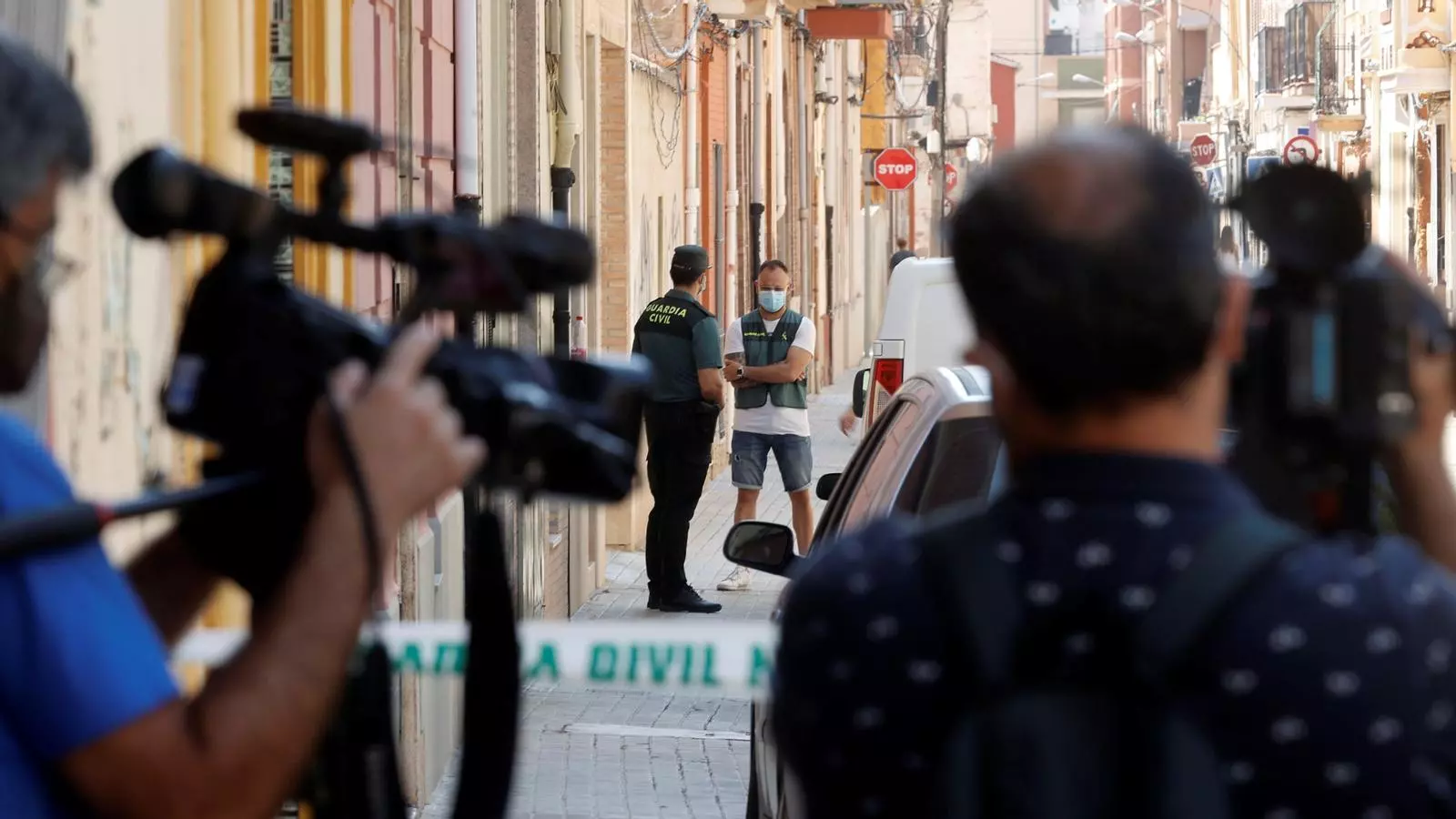 Dos agents de la Guardia Civil al domicili de Montcada on ha ocorregut l'assassinat