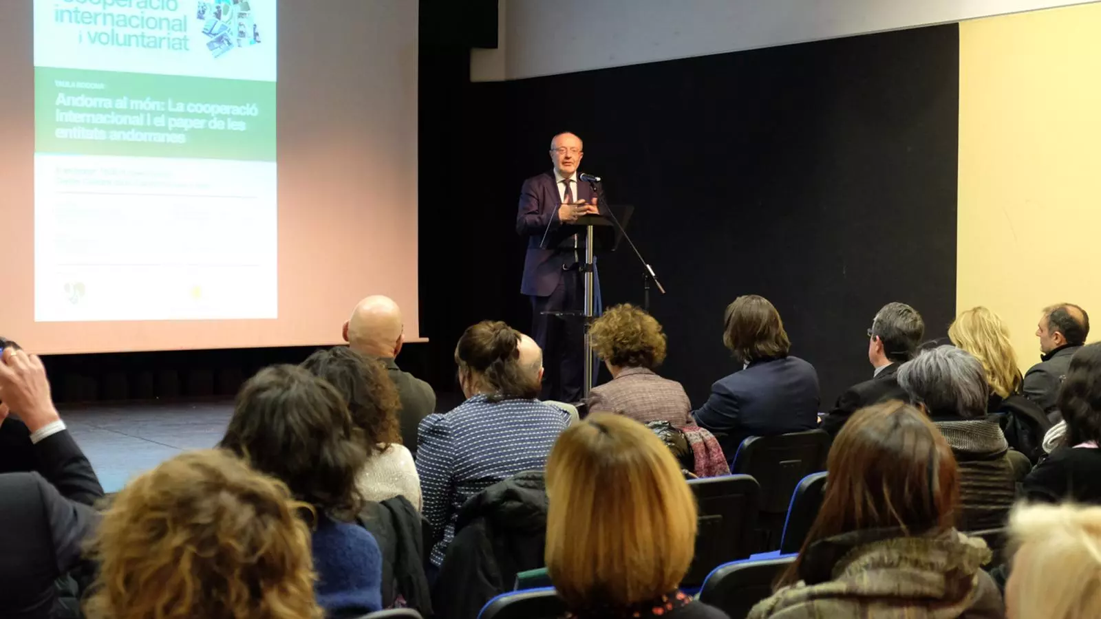 El secretari d'Estat de Cooperació Internacional per Iberoamèrica i el Carib del Govern espanyol, Fernando Garcia Casas, a la sala d’actes de la Llacuna. / M. T. (ANA)