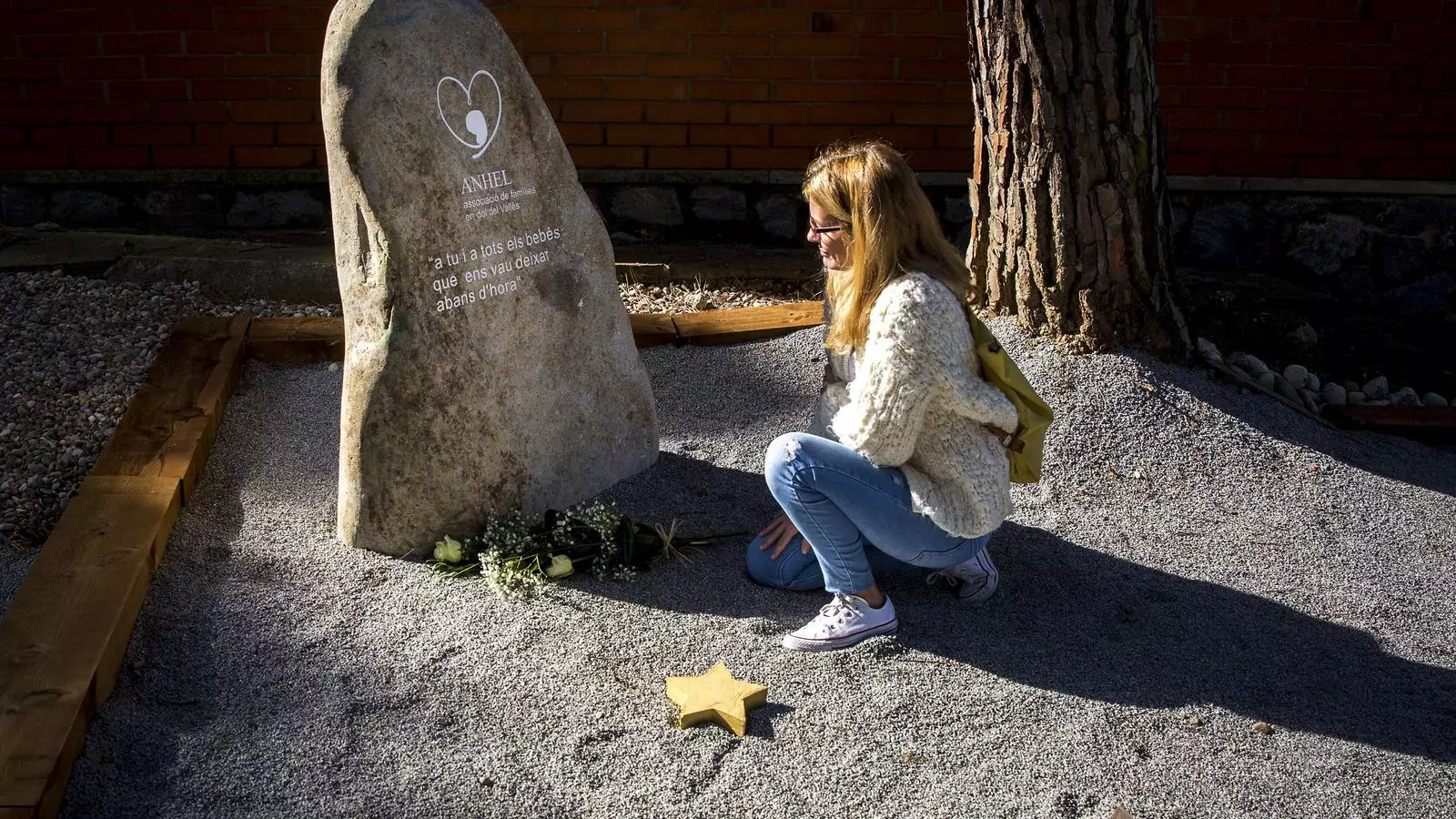 La Guida Rubio davant del memorial al dol perinatal del cementiri de Sant Cugat