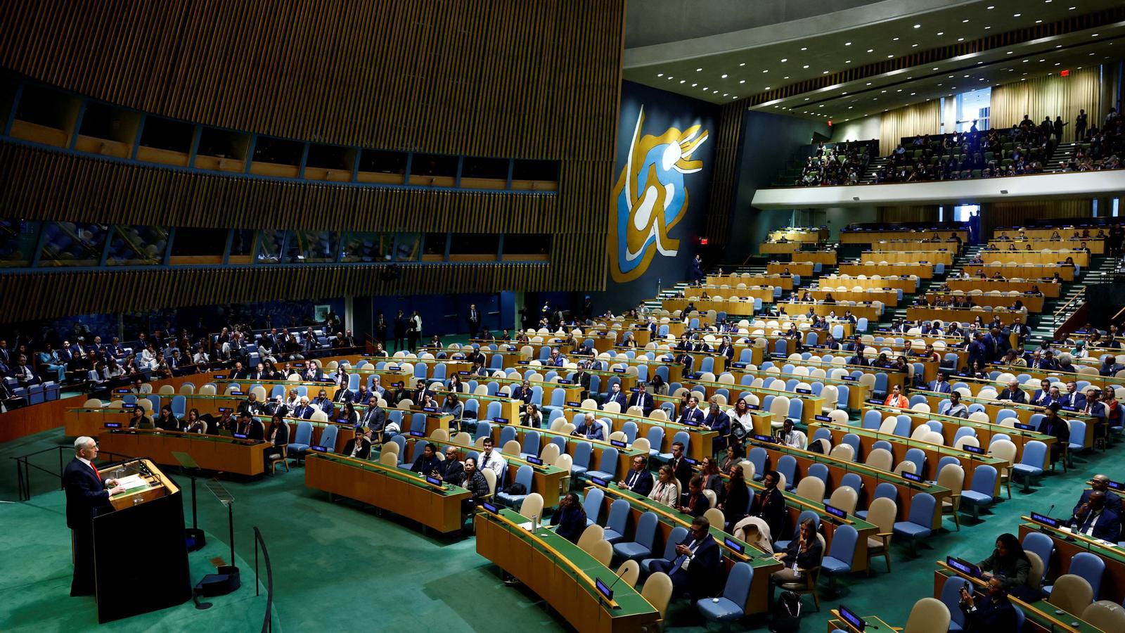 The Israeli prime minister, Benjamin Netanyahu, with the UN hall half empty.
